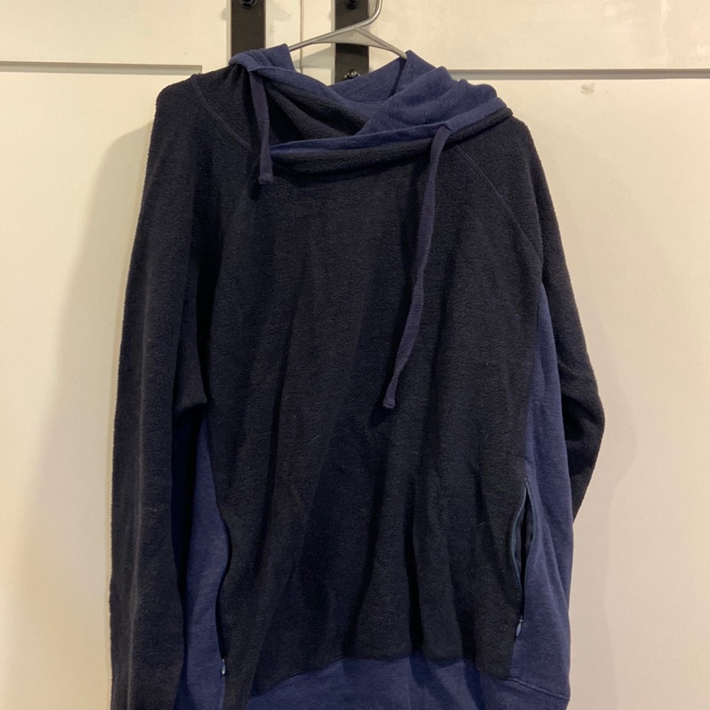 Alo Triumph Hooded Fleece Sweatshirt with Zipper Pockets